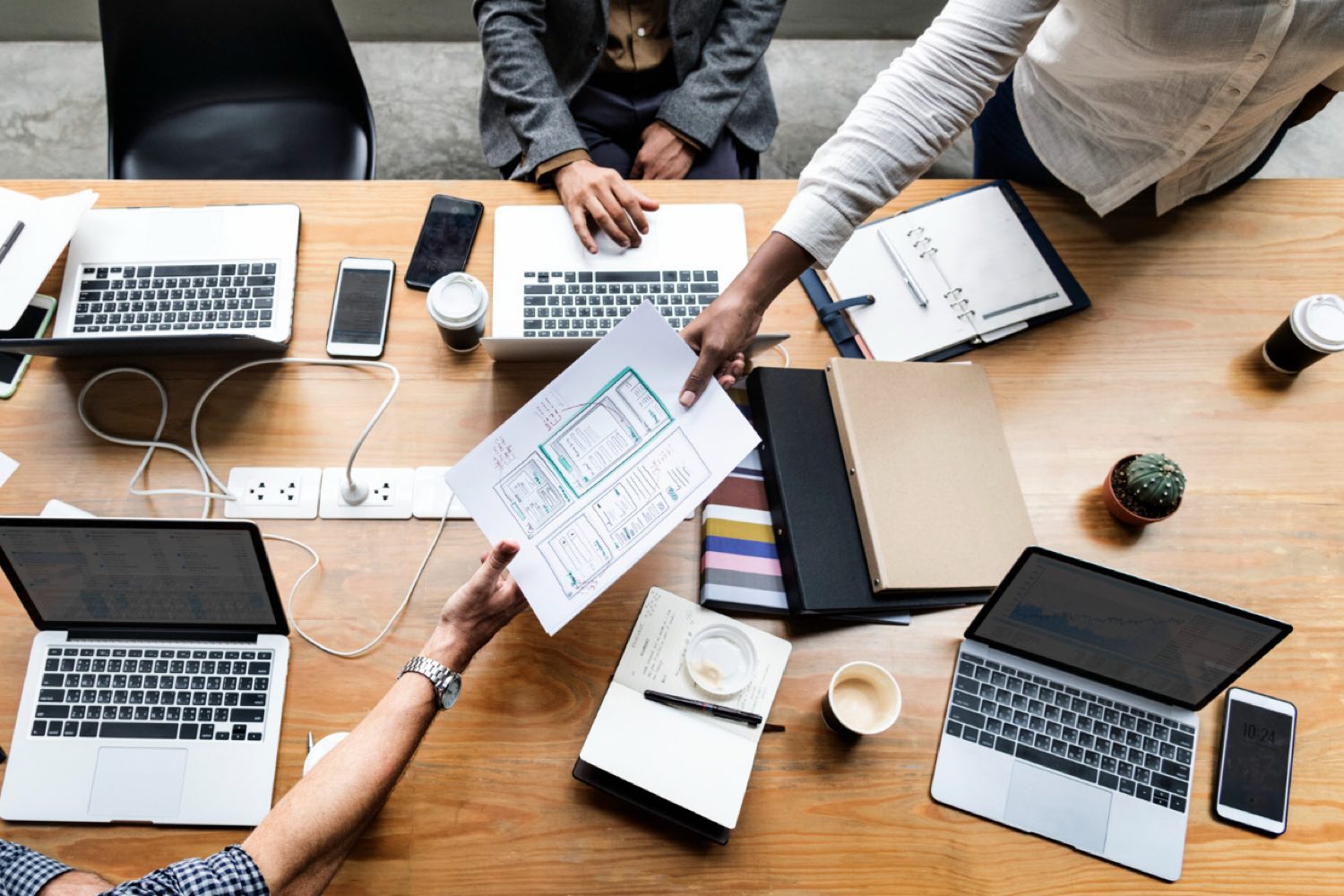 Equipo trabajando colaborativamente